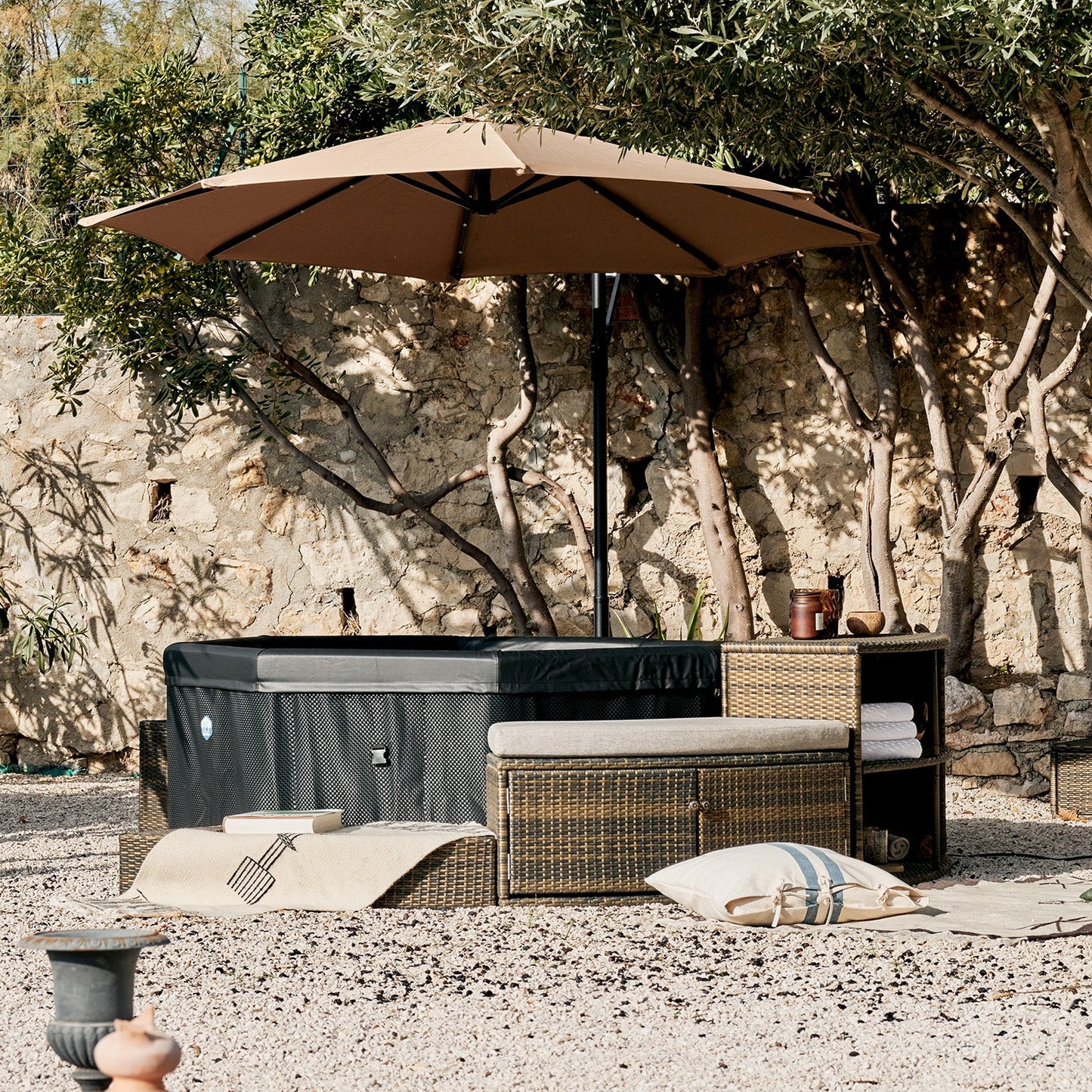 NetSpa Octopus 4–6 Personer Semi-Rigid Spa med Möbler & Omramning